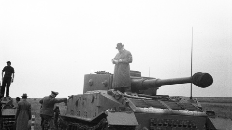 Ferdinand Porsche sobre el prototipo de un tanque en 1943.