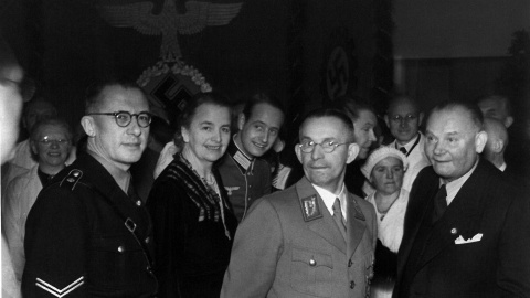 Rudolf August Oetker (en el centro, al fondo), con el uniforme de la Wehrmacht, detrás de su madre Ida y del 'gauleiter' de Westfalia, Alfred Meyer, en 1941.