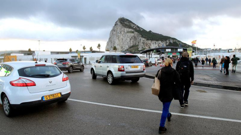 20/11/2018.- Trabajadores españoles cruzan la frontera de Gibraltar cada día a primeras horas de la mañana para trabajar en el Peñón. El presidente del Gobierno, Pedro Sánchez, ha anunciado hoy que "España votará que no" al borrador del acuerdo de