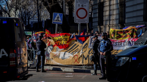 Varios colectivos ultras se concentran con unas pancartas en los alrededores del Tribunal Supremo por el juicio del 'procés'. / EFE