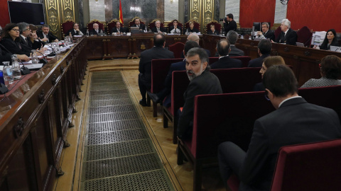 Jordi Cuixart (c), presidente de Òmnium Cultural y uno de los doce líderes independentistas acusados por el 'procés'. / EFE