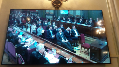 Pantalla que muestra a los 12 dirigentes independentistas juzgados por el Tribunal Supremo por el 'procés'. /