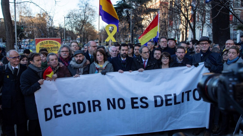 El presidente de la Generalitat, Quim Torra (4d), y el presidente del Parlament, Roger Torrent (5i), tras una pancarta con el lema "Decidir no es delito", a su llegada al Tribunal Supremo. / EFE