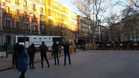 Un autobús de la Guardia Civil llega al Supremo, recibido con gritos de "golpistas". / Alejandro López de Miguel