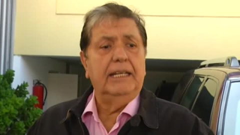 El expresidente de PerÃº, Alan GarcÃ­a, se dispara en la cabeza cuando iba a ser detenido por una presunta trama de corrupciÃ³n