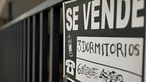 Cartel de 'Se vende' en una vivienda en Madrid. E.P.