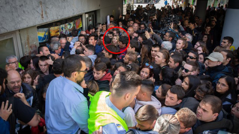 Cayetana Álvarez de Toledo, al fondo, en la imagen, durante la protesta en la Universidad Autónoma de Barcelona. - EUROPA PRESS