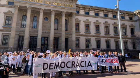 Concentració de treballadors i treballadores a l'Hospital Clínic de Barcelona en solidaritat als líders independentistes que aquest dimarts s'enfronten per primer cop al judici de l'1 d'octubre al Tribunal Suprem. @mdelasm