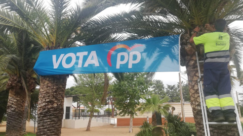 Trabajadores municipales colocan propaganda electoral del PP en Badajoz. / PSOE BADAJOZ