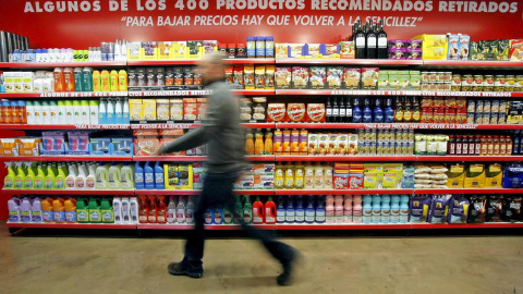 Un hombre camina por un pasillo de un supermercado de Mercadona. EFE/Manuel Bruque