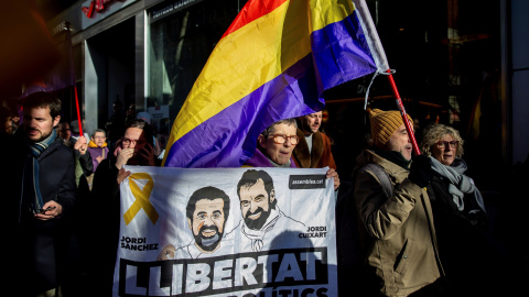 Varios colectivos se concentran en los alrededores del Tribunal Supremo de Madrid con una pancarta con las imágenes de Jordi Sánchez y Jordi Cuixart./EFE