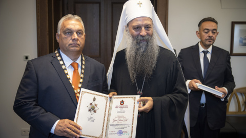 El primer ministro de Hungría, Viktor Orbán, junto al patriarca Porfirije, jefe de la iglesia ortodoxa serbia, a 5 de septiembre de 2022.