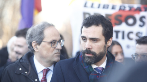 El presidente de la Generalitat, Quim Torra, y el presidente del Parlament, Roger Torrent, acuden al Tribunal Supremo con una pancarta antes del inicio del juicio del procés contra los políticos independentistas catalanes