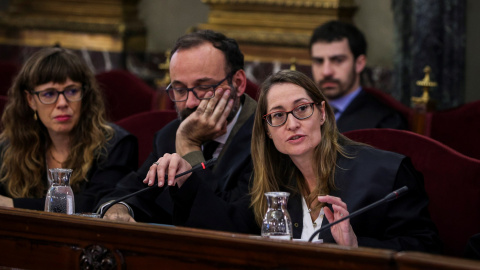 Marina Roig (dcha), abogada del presidente de Òmnium Cultural, Jordi Cuixart, y Olga Anderiu, abogada de expresidenta del Parlament Carme Forcadell