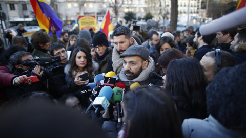 El portavoz de Ómnium Cultural, Marcel Mauri, declara ante la prensa en la concentación en apoyo a los procesados por el jucio del Procés en el Tribunal Supremo.