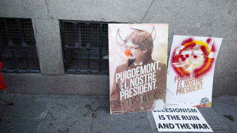 Los manifestantes en contra de los procesados por el jucio del Procés en el Trubunal Supremo, pintan carteles de la concentración en apoyo a los presos. Eduardo Parra Europa Press