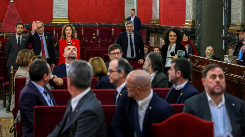 El presidente de la Generalitat, Quim Torra, saluda a los doce líderes independentistas acusados por el proceso soberanista catalán./EFE