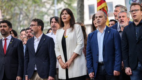 La presidenta de Junts, Laura Borràs, i el secretari general del partit, Jordi Turull, amb la delegació de JxCat en l'ofrena floral a Rafael Casanova.