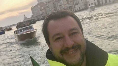 Un 'selfie' de Salvini en medio de las inundaciones de Venecia indigna a Italia