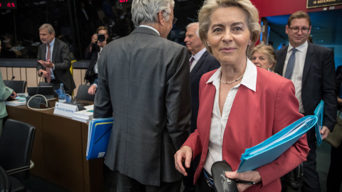 La presidenta de la Comisión Europea, Ursula von der Leyen (R), llega a la reunión de Comisarios en el Parlamento Europeo en Estrasburgo el miércoles 14 de septiembre de 2022.