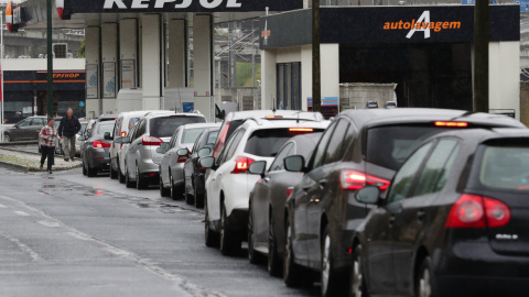 Conductores hacen cola en una gasolinera abierta en Lisboa durante la huelga de transportistas de combustible en Portugal. EFE/ Tiago Petinga