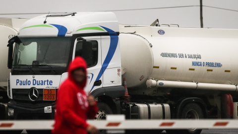 Un camión cisterna con el mensaje "Queremos ser una solución, nunca un problema" en su tanque durante la huelga de transportistas de combustible, en Matosinhos, Portugal. EFE/ Estela Silva