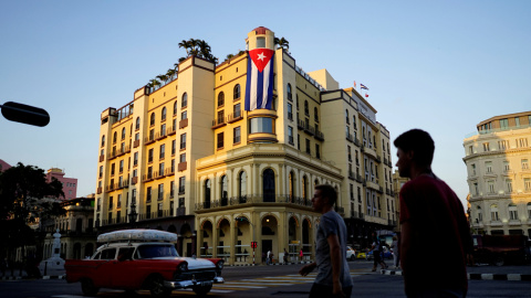 La bandera de Cuba desplegada en la fachada de un hotel en La Habana. REUTERS/Alexandre Meneghini