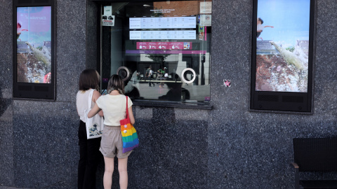 Dos personas en la taquilla de los cines Callao, en Madrid, a 26 de julio de 2022.