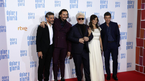 El director Pedro Almodóvar junto a los protagonistas de 'Dolor y gloria', Penélope Cruz, Antonio Banderas y Asier Etxeandia, posan a su llegada a la premier de la película | EFE/ Archivo