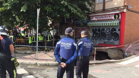 El socavón que se produjo el pasado viernes junto a un edificio del barrio de La Elipa. / EMERGENCIAS MADRID