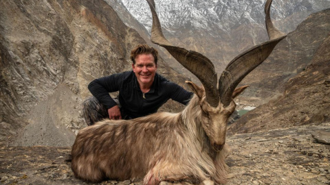 Bryan Kinsel Harlan junto con el cuerpo sin vida de un Astor markhor./Twitter