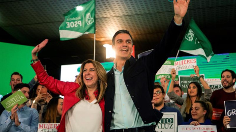 El presidente del Gobierno, Pedro Sánchez (d), y la presidenta de la Junta de Andalucía y candidata Susana Díaz (i), saludan durante el inicio de un acto de campaña para las elecciones andaluzas del 2 de diciembre. EFE/Daniel Pérez