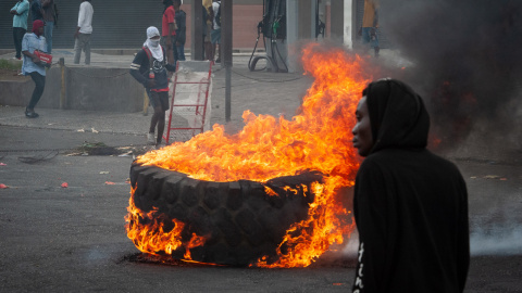 Personas encienden hoy neumáticos mientras protestan en Puerto Príncipe (Haití).