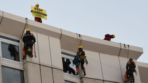 Activistas de Greenpeace en su acción en la sede del Consejo de Seguridad Nuclear. GREENPEACE