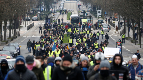 Manifestantes de los chalecos amarillos salen a las calles de Nantes.  REUTERS/Stephane Mahe