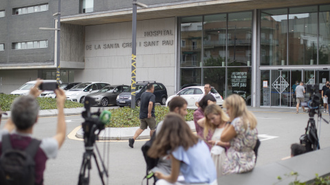 Un grupo de periodistas monta guardia ante el Hospital de Sant Pau de Barcelona donde ha sido intervenido el expresidente de la Generalitat, Jordi Pujol, del ictus isquémico que sufrió el pasado lunes