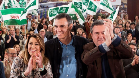 El presidente del Gobierno y secretario general del PSOE, Pedro Sánchez (c), y la secretaria general de los socialistas andaluces, Susana Díaz (i), participan este sábado en el acto de presentación de la candidatura de Juan Espadas (d) a la Alcaldía 