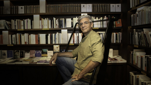 Emiliano Monge, frente a una biblioteca, en una imagen de archivo