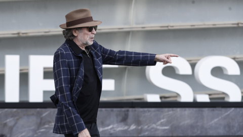 El cantante Joaquín Sabina, posa tras la presentación de su película 'Sintiéndolo mucho', de Fernando León de Aranoa, durante la celebración del Festival Internacional de Cine de San Sebastián.