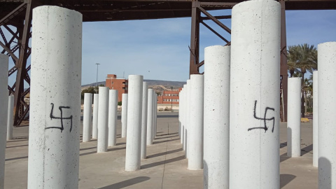 Foto del monumento a las víctimas del holocausto en Almería. Twitter.