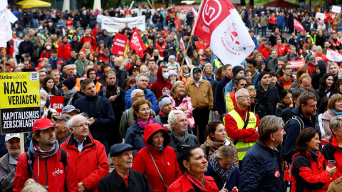 Ciudadanos austriacos se manifiestan contra la subida de precios en las calles de Viena tras la convocatoria del sindicato OeGB.