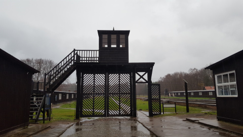 Puerta de entrada del campo de concentracion nazi de Stutthof (Polonia).