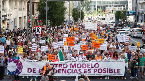 Imagen de la manifestación convocada por organizaciones de familiares y usuarios de residencias que ha recorrido la Gran Via de Madrid para exigir un cambio en el modelo de funcionamiento de las residencias de ancianos.