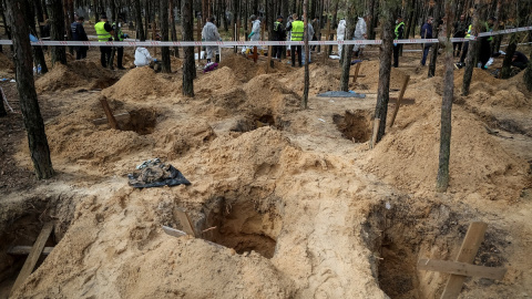 17/09/2022 Policías y expertos trabajan en las fosas comunes halladas en Izium, en la región ucraniana de Járkov