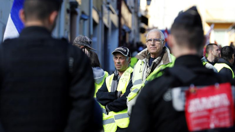 Policías franceses bloquean el paso de una protesta de los chalecos amarillos y de miembros del sindicato francés Confederación General del Trabajo (CGT), este jueves cerca del Centro de Congreso l'Etoile en Greoux Les Bains, Francia, donde tiene lugar