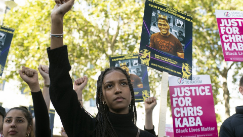 Los asistentes a la manifestación convocada por la familia de Chris Kaba, el joven negro asesinado en el sur de Londres, levantan el puño en apoyo a las víctimas del racismo policial y reclaman justicia