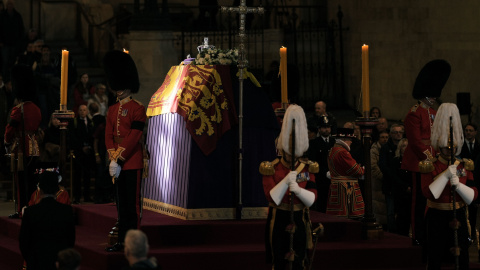 El sol brilla sobre el ataúd mientras los miembros del público ven a la reina Isabel II acostada en el catafalco en Westminster Hall en el Palacio de Westminster.