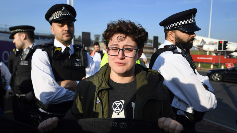 19/04/2019 - Adolescentes participan en una protesta ante el aeropuerto de Heathrow en Londres este viernes | EFE/ Andy Rain