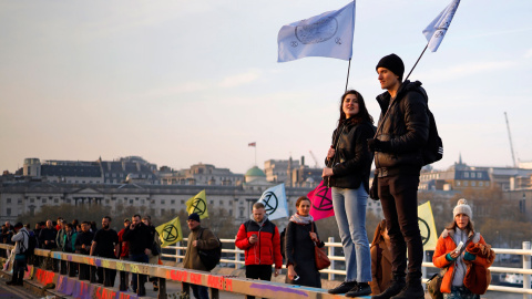 16/04/2019 - Manifestantes del movimiento contra el cambio climático Extinction Rebellion en el puente de Waterloo (Londres) AFP/ Tolga Akmen