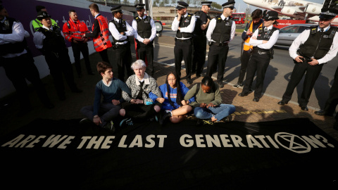 19/04/2019 - Activistas de Extinction Rebellion asisten a una protesta en el aeropuerto de Heathrow (Londres) el 19 de abril de 2019 | REUTERS/ Simon Dawson